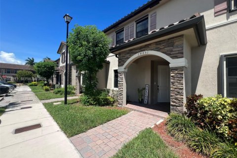 Townhouse in Homestead, Florida 3 bedrooms, 154.12 sq.m. № 2017861 - photo 4