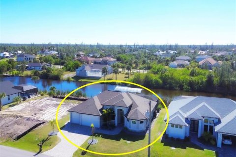 House in Port Charlotte, Florida 3 bedrooms, 195.47 sq.m. № 1519974 - photo 2