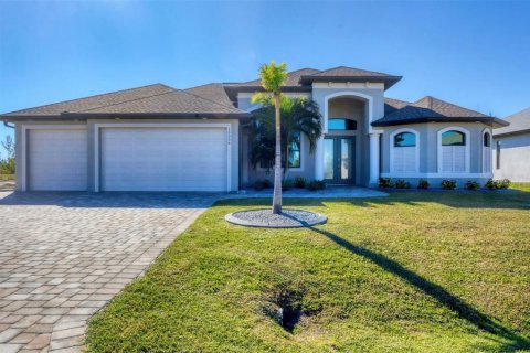 House in Port Charlotte, Florida 3 bedrooms, 195.47 sq.m. № 1519974 - photo 1