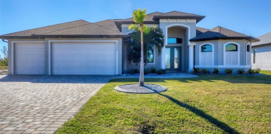 House in Port Charlotte, Florida 3 bedrooms, 195.47 sq.m. № 1519974