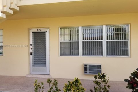 Condo in West Palm Beach, Florida, 1 bedroom  № 1862748 - photo 1