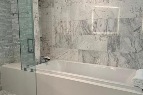 Condominio en alquiler en Miami, Florida, 2 dormitorios, 138.52 m2 № 1937478 - foto 10