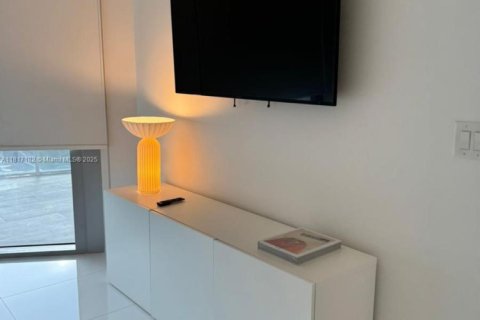 Condominio en alquiler en Miami, Florida, 2 dormitorios, 138.52 m2 № 1937478 - foto 9