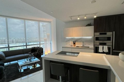 Condominio en alquiler en Miami, Florida, 2 dormitorios, 138.52 m2 № 1937478 - foto 2