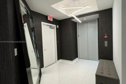 Condominio en alquiler en Miami, Florida, 2 dormitorios, 138.52 m2 № 1937478 - foto 1