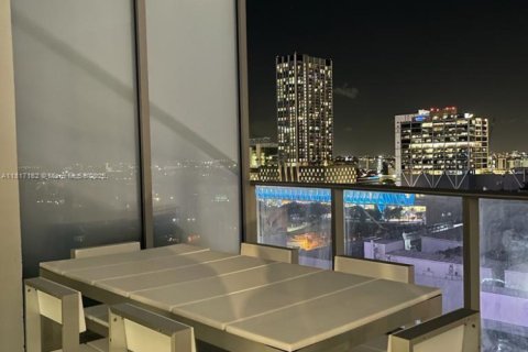 Condominio en alquiler en Miami, Florida, 2 dormitorios, 138.52 m2 № 1937478 - foto 13