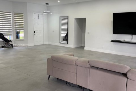 House in Hollywood, Florida 4 bedrooms, 204.38 sq.m. № 2064334 - photo 29