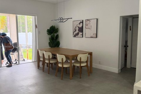 House in Hollywood, Florida 4 bedrooms, 204.38 sq.m. № 2064334 - photo 27