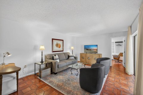 Condo in West Palm Beach, Florida, 3 bedrooms № 2190636 - photo 16