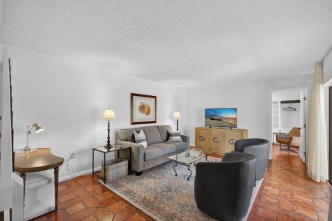Condo in West Palm Beach, Florida, 3 bedrooms № 2190636 - photo 17