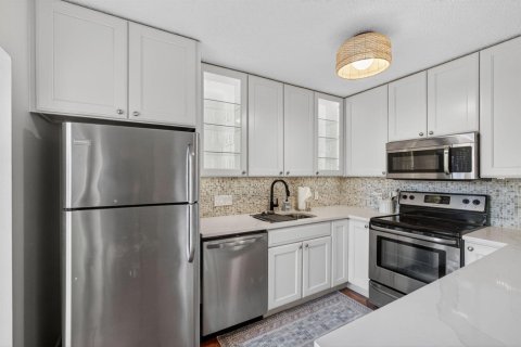 Condo in West Palm Beach, Florida, 3 bedrooms № 2190636 - photo 25
