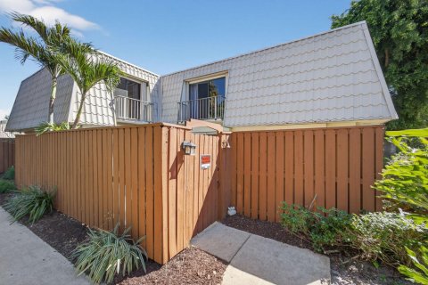 Condo in West Palm Beach, Florida, 3 bedrooms № 2190636 - photo 2