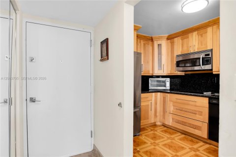Condo in Aventura, Florida, 2 bedrooms № 2073590 - photo 12