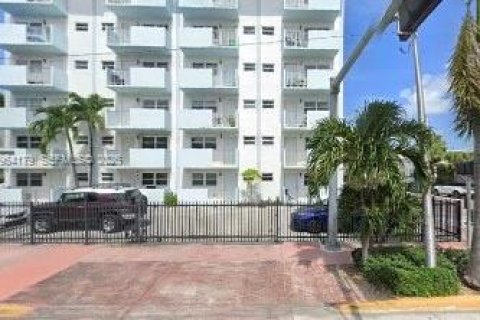 Condo in Miami Beach, Florida, 1 bedroom  № 2026649 - photo 2
