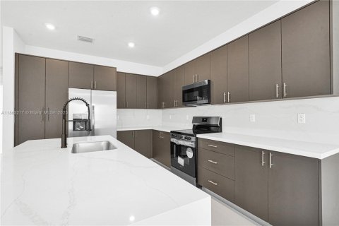 Touwnhouse à vendre à Miami, Floride: 5 chambres, 233.93 m2 № 1890519 - photo 3