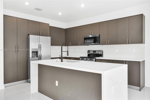 Touwnhouse à vendre à Miami, Floride: 5 chambres, 233.93 m2 № 1890519 - photo 6