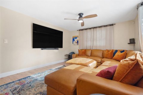 House in Saint Petersburg, Florida 3 bedrooms, 121.7 sq.m. № 1904577 - photo 3