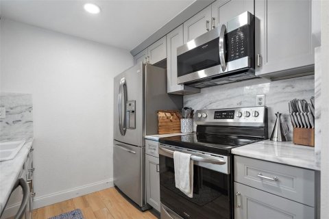 House in Saint Petersburg, Florida 3 bedrooms, 121.7 sq.m. № 1904577 - photo 9
