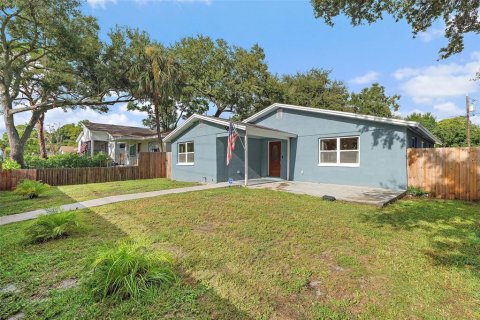 House in Saint Petersburg, Florida 3 bedrooms, 121.7 sq.m. № 1904577 - photo 1