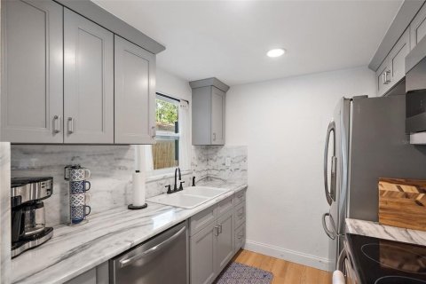 House in Saint Petersburg, Florida 3 bedrooms, 121.7 sq.m. № 1904577 - photo 8