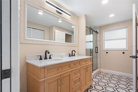 House in Saint Petersburg, Florida 3 bedrooms, 121.7 sq.m. № 1904577 - photo 16