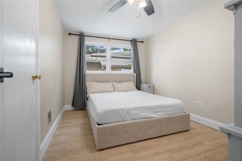 House in Saint Petersburg, Florida 3 bedrooms, 121.7 sq.m. № 1904577 - photo 12