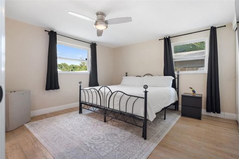 House in Saint Petersburg, Florida 3 bedrooms, 121.7 sq.m. № 1904577 - photo 14