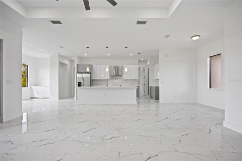 House in Punta Gorda, Florida 3 bedrooms, 196.3 sq.m. № 1827749 - photo 7