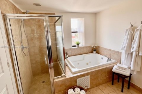 Condo in Coral Gables, Florida, 2 bedrooms  № 1953036 - photo 5