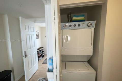 Condo in Coral Gables, Florida, 2 bedrooms  № 1953036 - photo 10