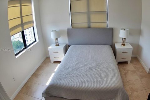 Condo in Coral Gables, Florida, 2 bedrooms  № 1953036 - photo 9