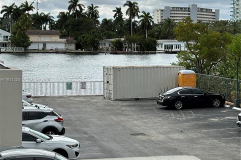 Condominio en venta en North Bay Village, Florida, 1 dormitorio, 75.9 m2 № 2020389 - foto 13