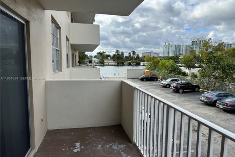 Condominio en venta en North Bay Village, Florida, 1 dormitorio, 75.9 m2 № 2020389 - foto 3