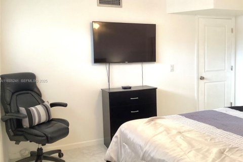 Condo in Pembroke Pines, Florida, 2 bedrooms  № 1958981 - photo 26