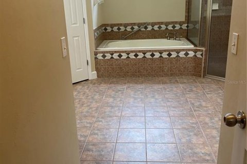 House in Gainesville, Florida 4 bedrooms, 244.98 sq.m. № 2339150 - photo 10