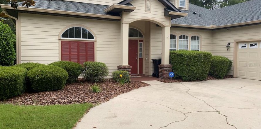 House in Gainesville, Florida 4 bedrooms, 244.98 sq.m. № 2339150