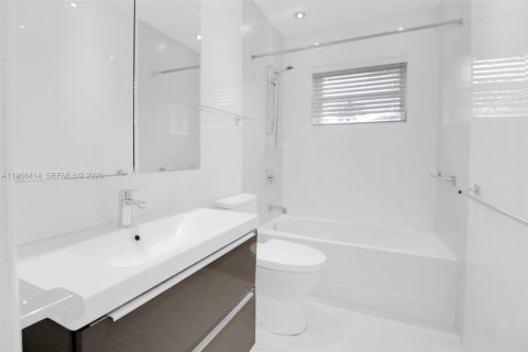 Villa ou maison à vendre à Miami, Floride: 4 chambres, 160.54 m2 № 2029886 - photo 14