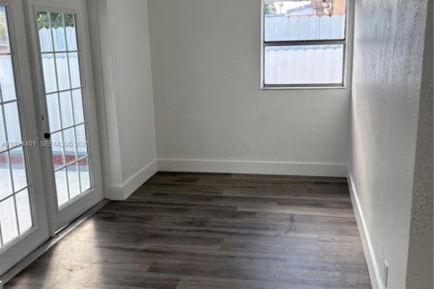 Casa en venta en Hialeah, Florida, 3 dormitorios, 93.09 m2 № 1982636 - foto 14