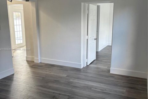 Casa en venta en Hialeah, Florida, 3 dormitorios, 93.09 m2 № 1982636 - foto 18