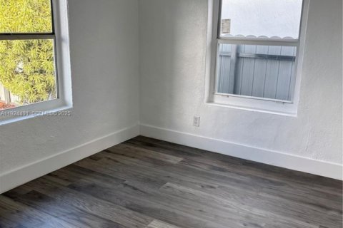 Casa en venta en Hialeah, Florida, 3 dormitorios, 93.09 m2 № 1982636 - foto 10