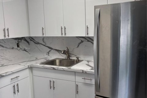 Casa en venta en Hialeah, Florida, 3 dormitorios, 93.09 m2 № 1982636 - foto 13