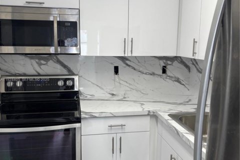 Casa en venta en Hialeah, Florida, 3 dormitorios, 93.09 m2 № 1982636 - foto 12