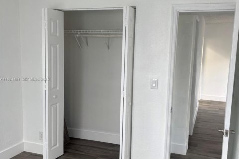 Casa en venta en Hialeah, Florida, 3 dormitorios, 93.09 m2 № 1982636 - foto 9