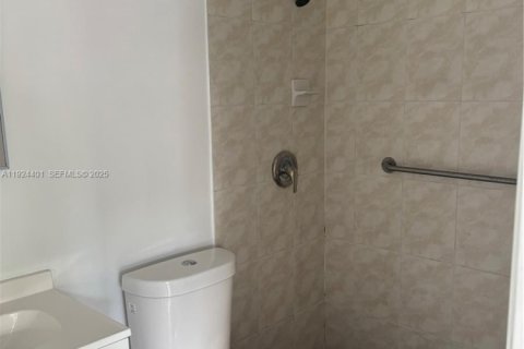 Casa en venta en Hialeah, Florida, 3 dormitorios, 93.09 m2 № 1982636 - foto 16