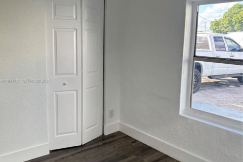 Casa en venta en Hialeah, Florida, 3 dormitorios, 93.09 m2 № 1982636 - foto 11