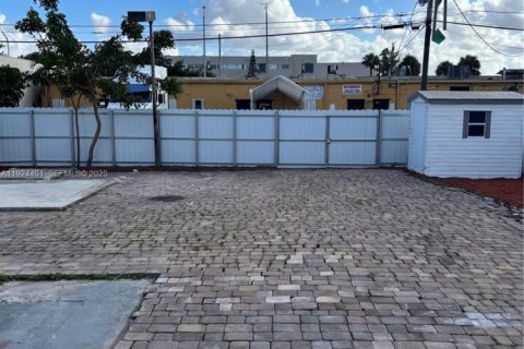 Casa en venta en Hialeah, Florida, 3 dormitorios, 93.09 m2 № 1982636 - foto 8