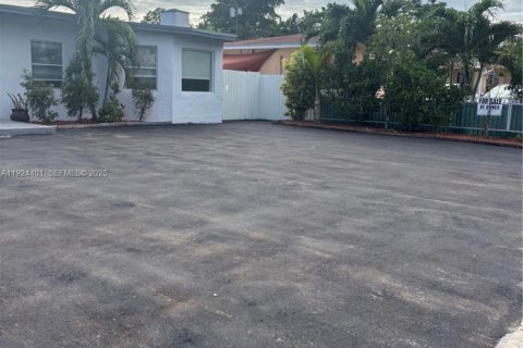 Casa en venta en Hialeah, Florida, 3 dormitorios, 93.09 m2 № 1982636 - foto 2