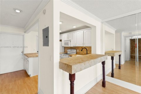 Condominio en venta en Hallandale Beach, Florida, 1 dormitorio, 65.03 m2 № 1996930 - foto 8
