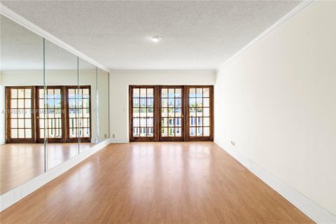 Condominio en venta en Hallandale Beach, Florida, 1 dormitorio, 65.03 m2 № 1996930 - foto 9