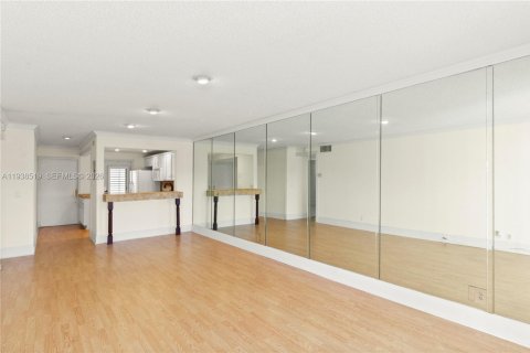 Condominio en venta en Hallandale Beach, Florida, 1 dormitorio, 65.03 m2 № 1996930 - foto 13